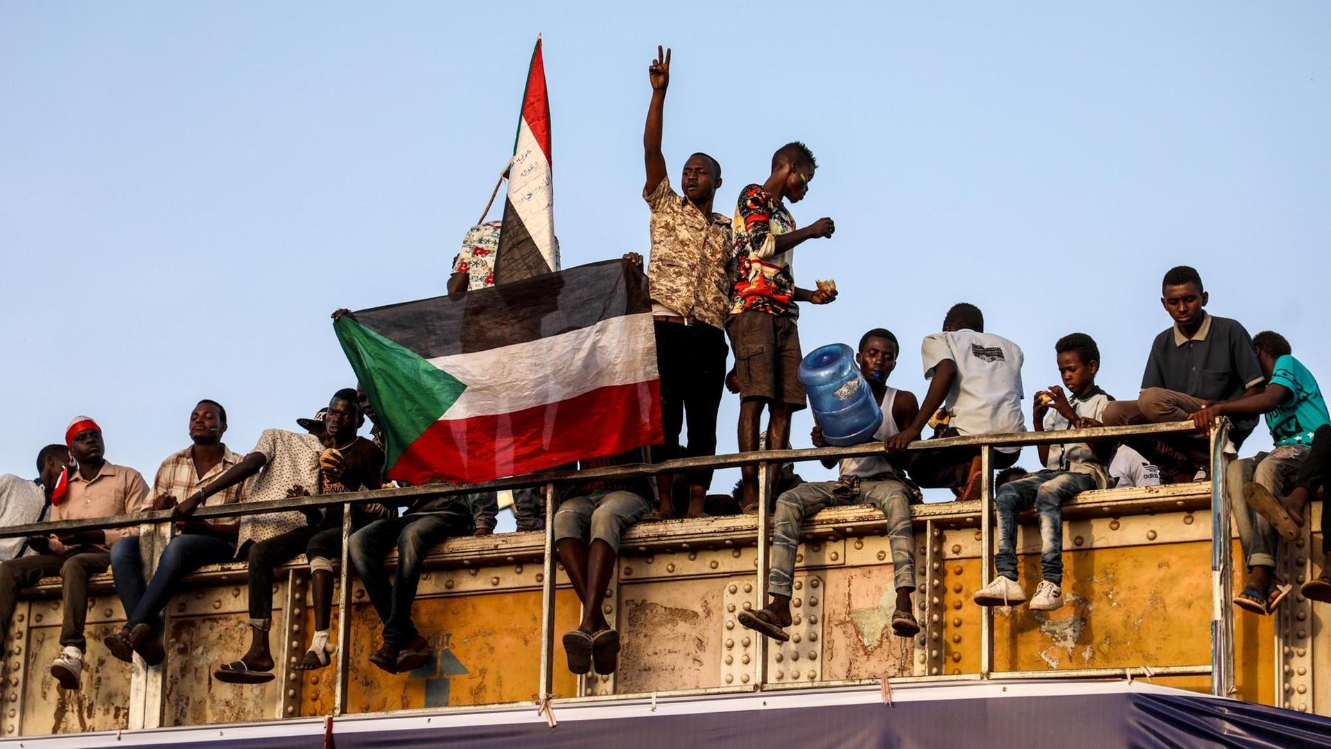 Demonstranten vor dem Hauptquartier der sudanesischen Streitkräfte in Khartum Demonstranten vor dem Hauptquartier der sudanesischen Streitkräfte in Khartum