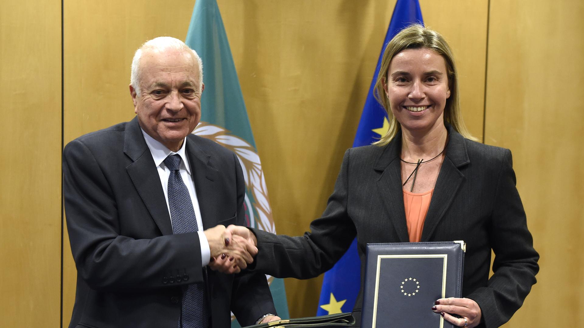 Der Generalsekretär der Arabischen Liga al-Arabi und die EU-Außenbeauftragte Mogherini bei ihrem Treffen in Brüssel.