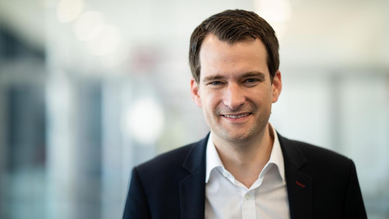 Johannes Vogel (FDP), Generalsekretär der nordrhein-westfälischen FDP, posiert in den Westfalenhallen am Rande der Landeswahlversammlung der nordrhein-westfälischen FDP für ein Porträt. Johannes Vogel (FDP), Generalsekretär der nordrhein-westfälischen FDP, posiert in den Westfalenhallen am Rande der Landeswahlversammlung der nordrhein-westfälischen FDP für ein Porträt.
