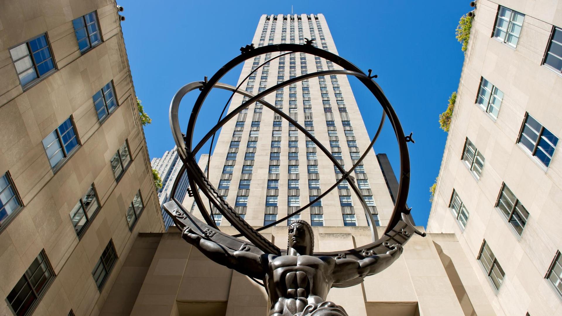 Die Atlas-Statue des Künstlers Lee Lawrie vor dem Rockefeller Center in New York, aufgenommen am 23.09.2012. Die Atlas-Statue des Künstlers Lee Lawrie vor dem Rockefeller Center in New York, aufgenommen am 23.09.2012.