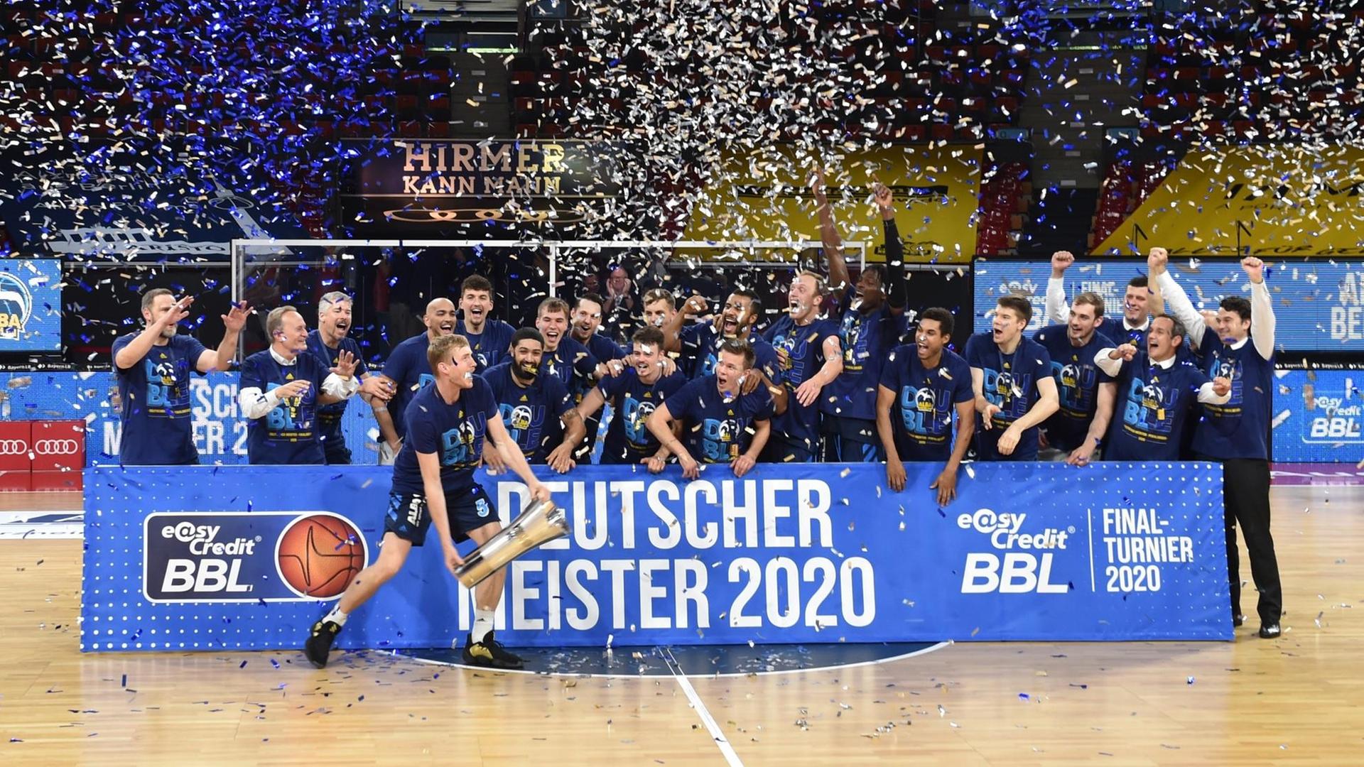 Spieler von Alba Berlin jubeln. Spieler von Alba Berlin jubeln.