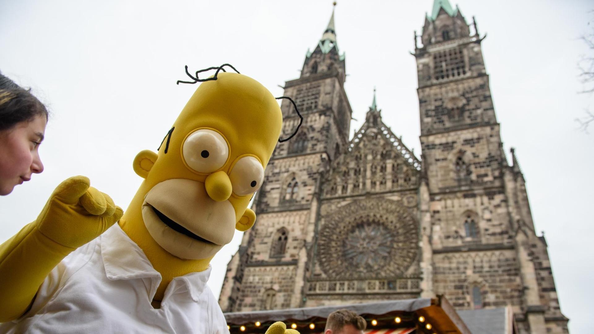Das Maskottchen Homer Simpson steht im Rahmen der Spielwarenmesse in Nürnberg vor der St. Lorenz Kirche Das Maskottchen Homer Simpson steht im Rahmen der Spielwarenmesse in Nürnberg vor der St. Lorenz Kirche