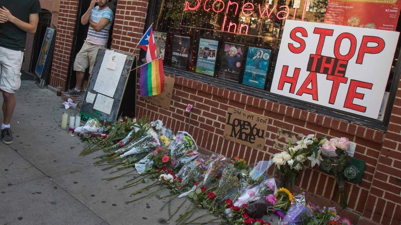 Blumen und Trauerbekundungen anlässlich der Schießerei in Orlando vor der Bar "The Stonewall Inn" in New York Blumen und Trauerbekundungen anlässlich der Schießerei in Orlando vor der Bar "The Stonewall Inn" in New York