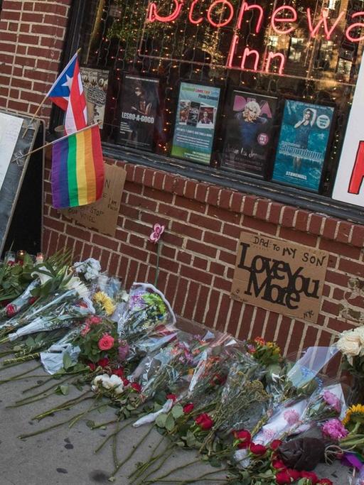 Blumen und Trauerbekundungen anlässlich der Schießerei in Orlando vor der Bar "The Stonewall Inn" in New York