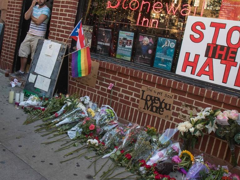 Blumen und Trauerbekundungen anlässlich der Schießerei in Orlando vor der Bar "The Stonewall Inn" in New York