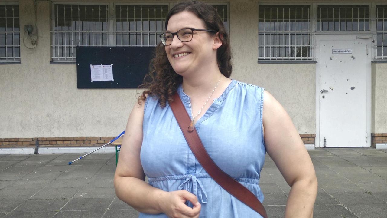 Aufsichtsrätin Franziska Hoffmann steht vor einem Stadio und lacht freundlich. Aufsichtsrätin Franziska Hoffmann steht vor einem Stadio und lacht freundlich.
