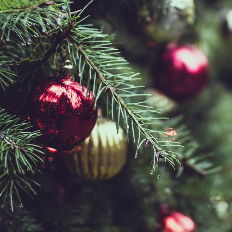 Kugeln hängen am Weihnachtsbaum