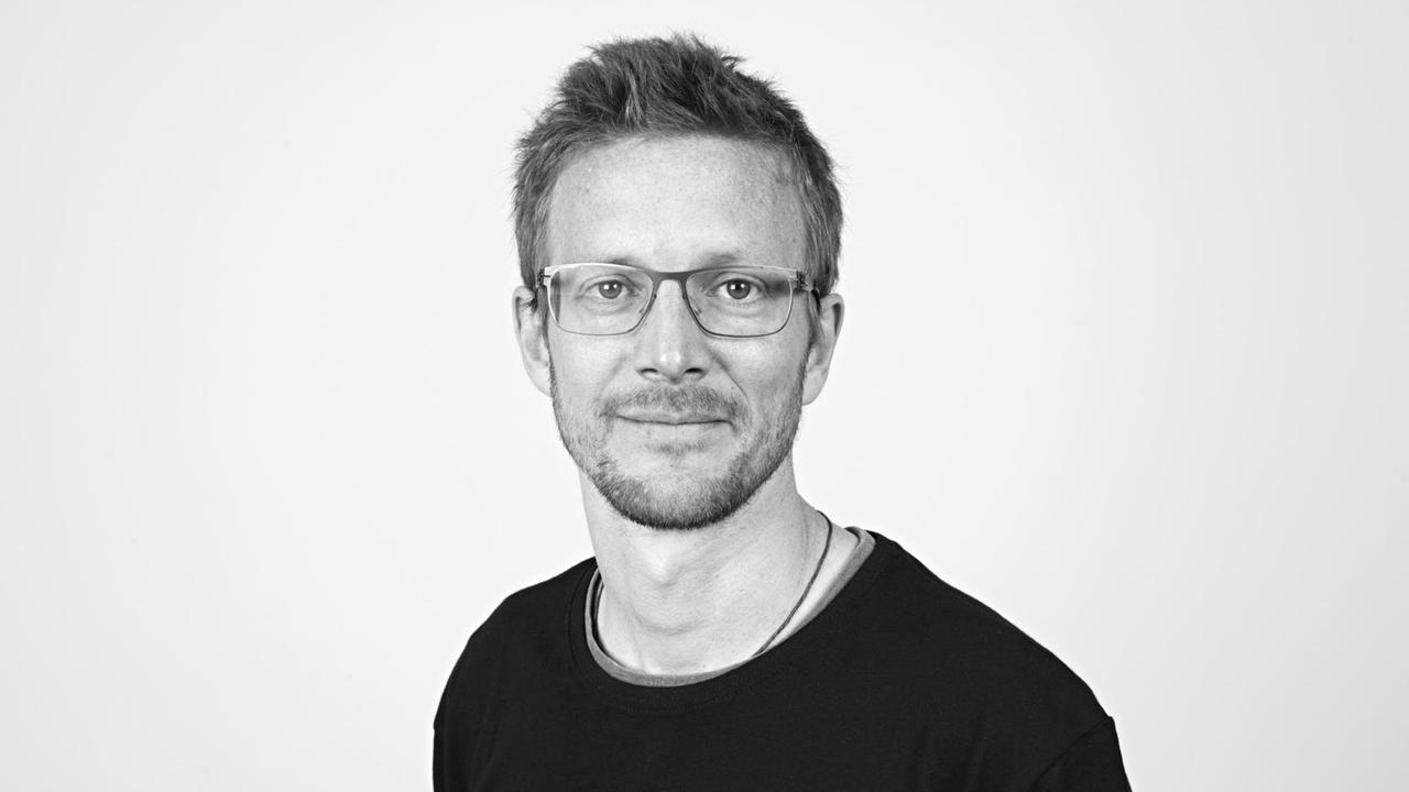 Schwarz-weiß-Porträtaufnahme von Julius Stucke Schwarz-weiß-Porträtaufnahme von Julius Stucke