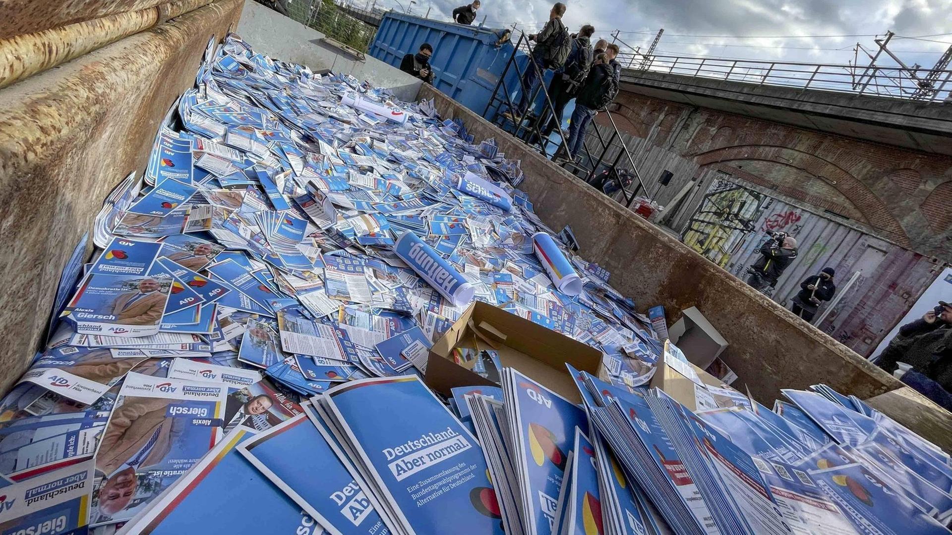 Millionen AfD-Flyer in einem Müllcontainer.