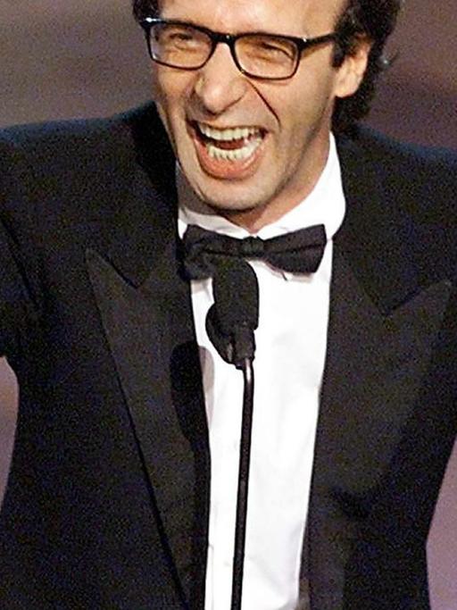 Geehrt für Rolle im Film "Das Leben ist schön": Der italienische Oscar-Gewinner Roberto Benigni bei der Preisverleihung in Los Angeles im März 1999.