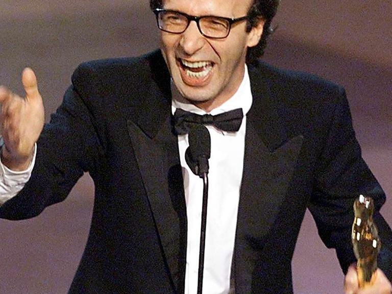 Geehrt für Rolle im Film "Das Leben ist schön": Der italienische Oscar-Gewinner Roberto Benigni bei der Preisverleihung in Los Angeles im März 1999.