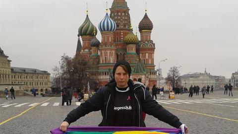 Sonja Klümper mit Regenbogenfahne in Moskau