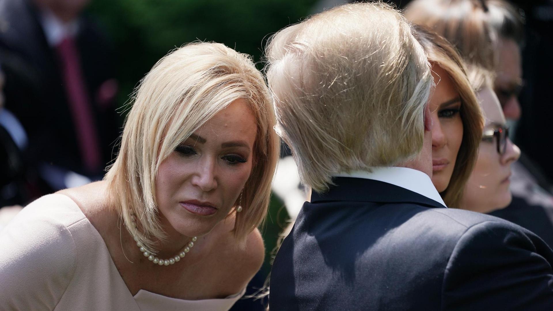 Paula White und Donald Trump. Paula White und Donald Trump.