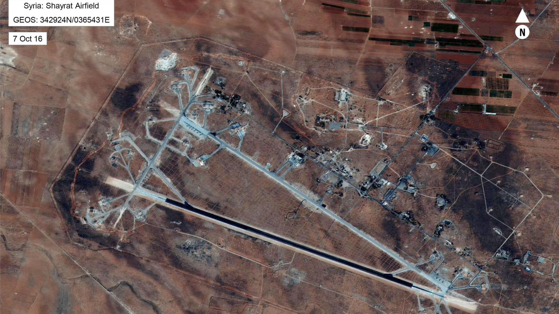Die Satellitenaufnahme vom 07.10.2016 zeigt das al-Shayrat Flugfeld in Syrien. Die USA haben den Flughafen der syrischen Armee angegriffen. Mehrere Dutzend Raketen des Typs Tomahawk sind abgeschossen worden. Die Satellitenaufnahme vom 07.10.2016 zeigt das al-Shayrat Flugfeld in Syrien. Die USA haben den Flughafen der syrischen Armee angegriffen. Mehrere Dutzend Raketen des Typs Tomahawk sind abgeschossen worden.