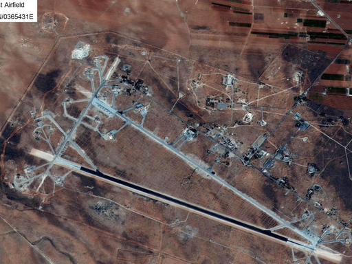 Die Satellitenaufnahme vom 07.10.2016 zeigt das al-Shayrat Flugfeld in Syrien. Die USA haben den Flughafen der syrischen Armee angegriffen. Mehrere Dutzend Raketen des Typs Tomahawk sind abgeschossen worden.