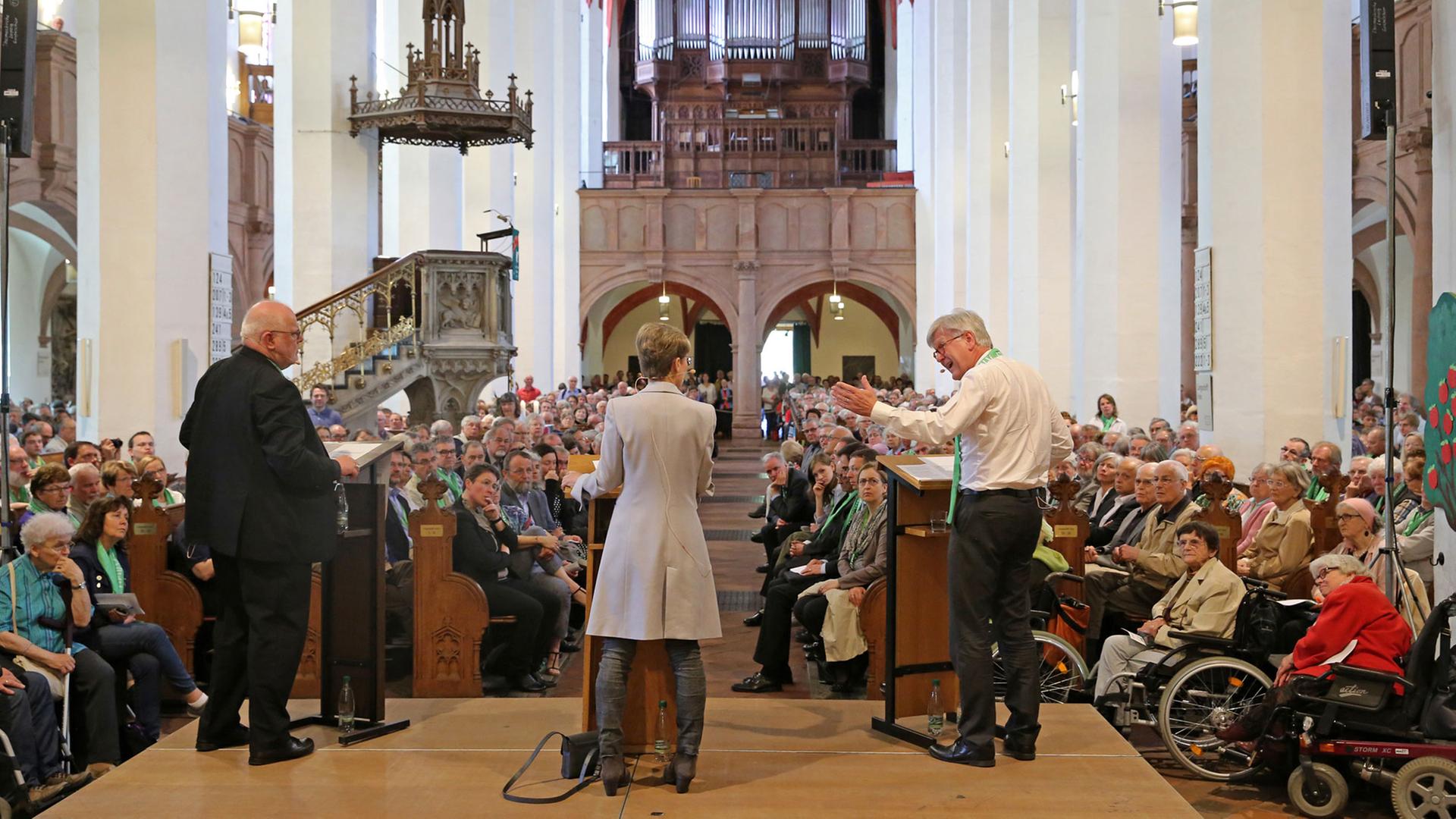 Reinhard Kardinal Marx (l) streitet mit dem evangelischen Landesbischof Heinrich Bedford-Strohm (r), moderiert durch Heike Schmoll, am 28.05.2016 zur Leipziger Disputation während des Katholikentages in der Thomaskirche in Leipzig (Sachsen). Reinhard Kardinal Marx (l) streitet mit dem evangelischen Landesbischof Heinrich Bedford-Strohm (r), moderiert durch Heike Schmoll, am 28.05.2016 zur Leipziger Disputation während des Katholikentages in der Thomaskirche in Leipzig (Sachsen).