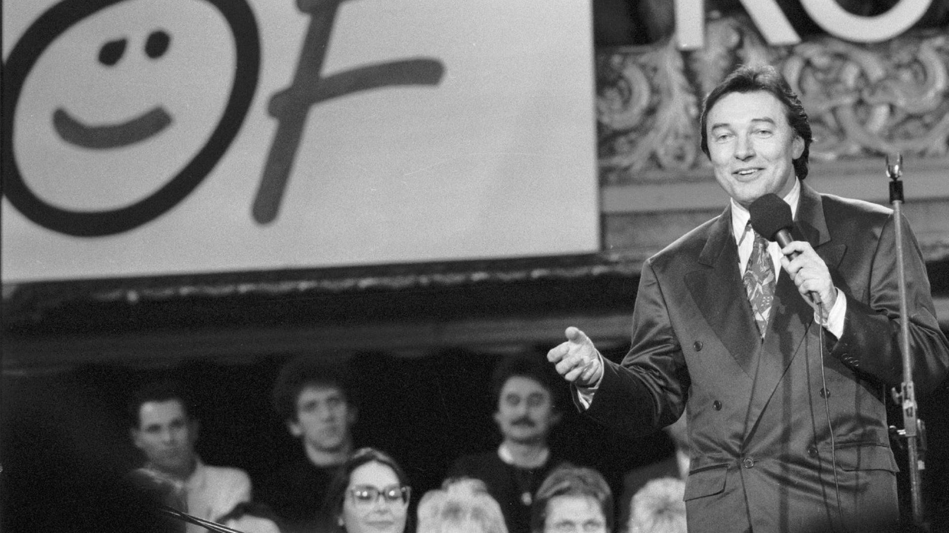Der Sänger Karel Gott trägt einen Anzug und singt vor Studenten der Universität in Prag, die einen Streik abhalten. Der Sänger Karel Gott trägt einen Anzug und singt vor Studenten der Universität in Prag, die einen Streik abhalten.