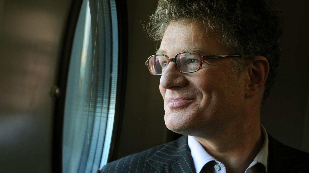 Der Schriftsteller Roger Willemsen schaut im Jahr 2012 aus einem Fenster