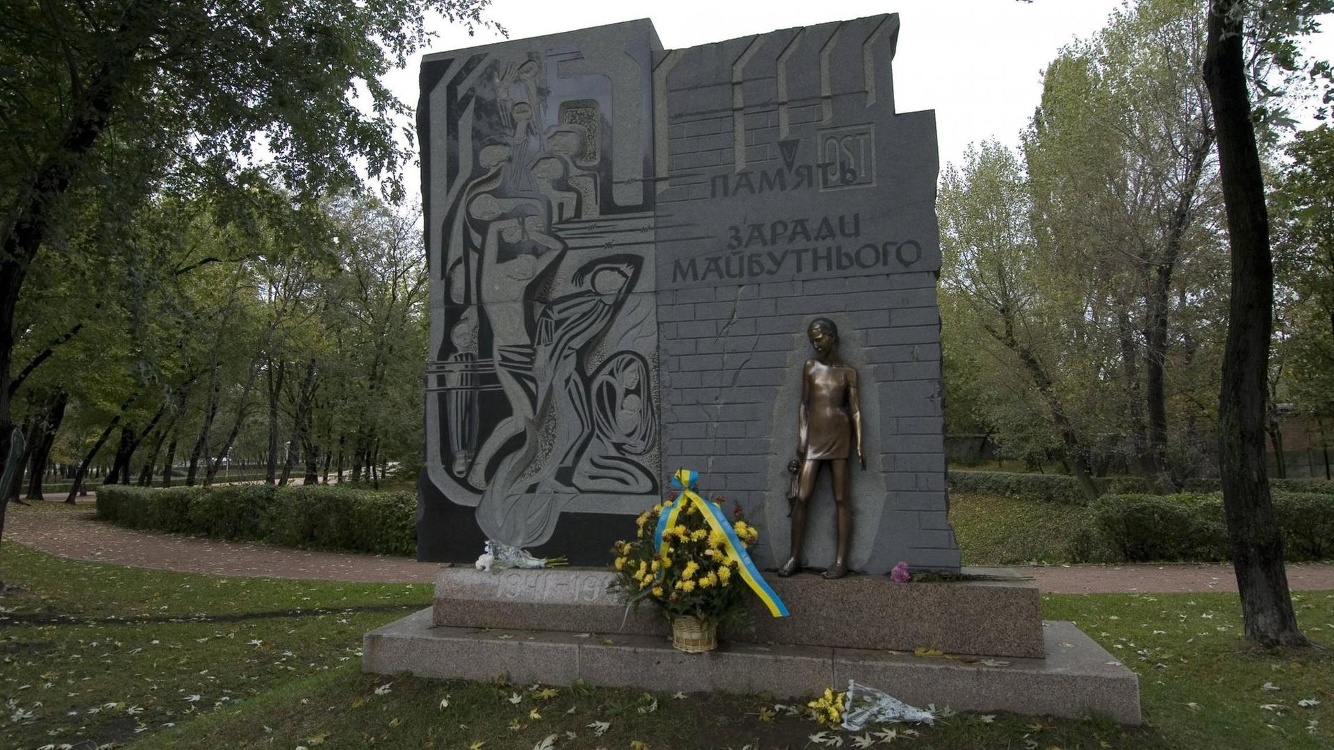 Gedenkstein an der Gedenkstätte für die Opfer des Nazi-Massakers an ukrainischen Juden in Babyn Jar in Kiew Gedenkstein an der Gedenkstätte für die Opfer des Nazi-Massakers an ukrainischen Juden in Babyn Jar in Kiew