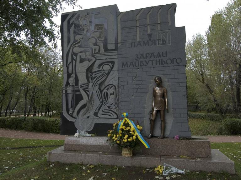 Gedenkstein an der Gedenkstätte für die Opfer des Nazi-Massakers an ukrainischen Juden in Babyn Jar in Kiew