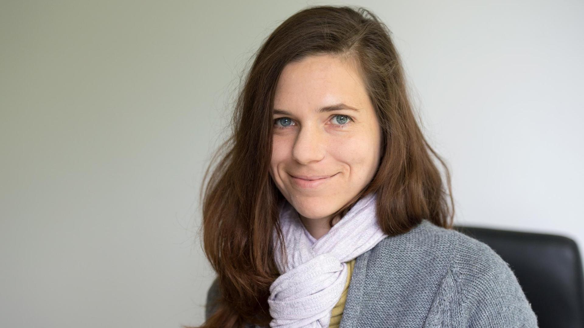 Die Lippenleserin Julia Probst sitz in Hamburg in einem Büro. Sie trägt eine graue Jacke und einen hellen Schal. Die Lippenleserin Julia Probst sitz in Hamburg in einem Büro. Sie trägt eine graue Jacke und einen hellen Schal.