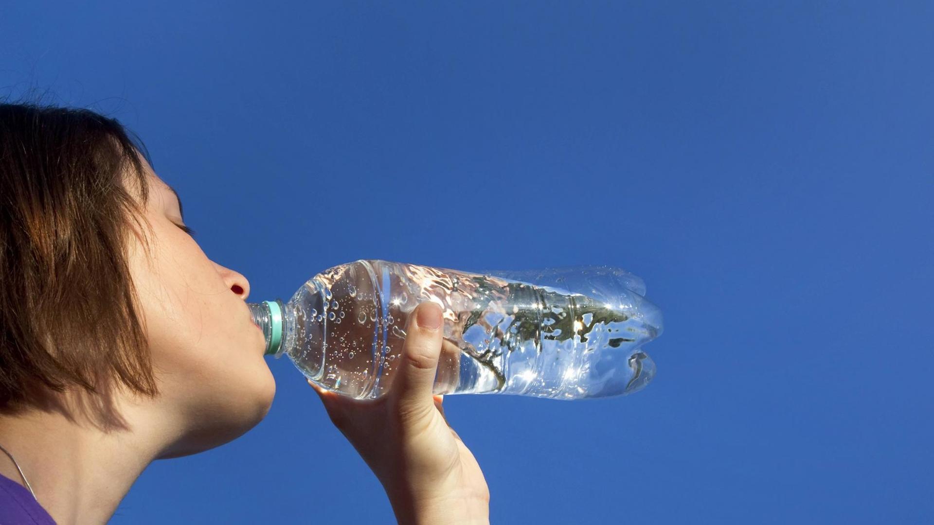 Frau trinkt Wasser aus einer Plastikflasche (Symbolbild) Frau trinkt Wasser aus einer Plastikflasche (Symbolbild)