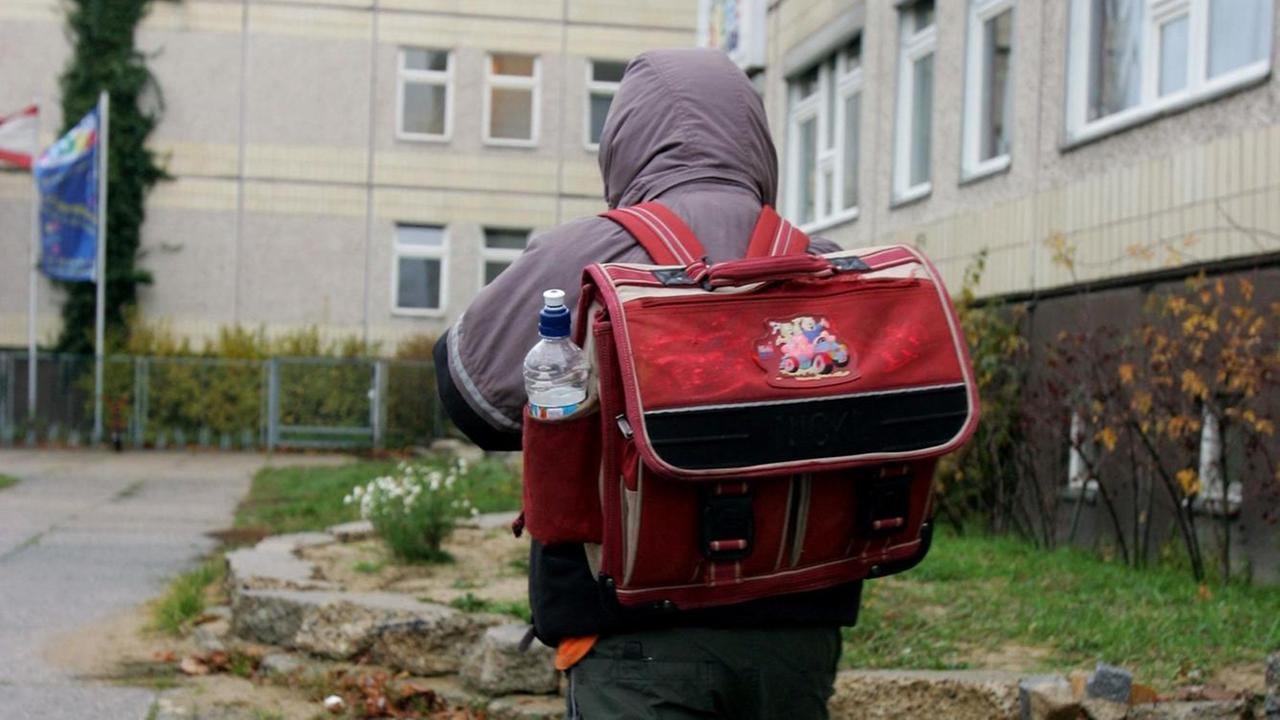 Ein Schulkind verlässt das Kinder- und Jugend-Projekt "Die Arche" in Berlin-Hellersdorf, aufgenommen am 21.11.2006. Ein Schulkind verlässt das Kinder- und Jugend-Projekt "Die Arche" in Berlin-Hellersdorf, aufgenommen am 21.11.2006.