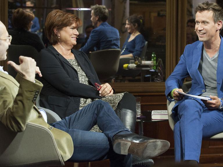 "Spiegel"-Literaturchef Volker Weidermann (r), Moderatorin und Autorin Christine Westermann und Kolumnist Maxim Biller sitzen auf Sesseln vor einem Spiegel.