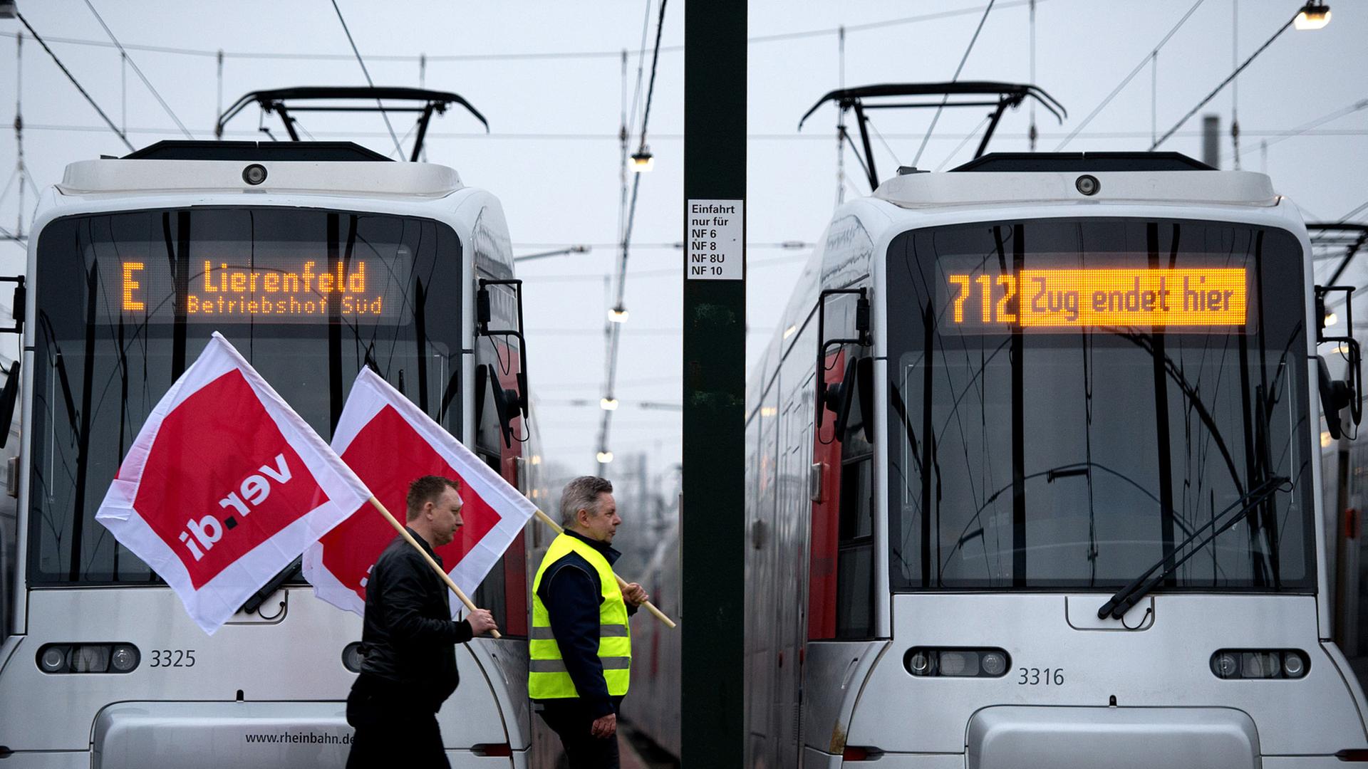 Mitarbeiter der Verkehrsbetriebe streiken am 18.03.2014 in Düsseldorf auf dem Betriebshof.