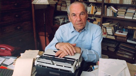 Der Literaturwissenschaftler und ehemalige Präsident des tschechoslowakischen Schriftstellerverbandes, Professor Eduard Goldstücker, aufgenommen im Mai 1993 in Prag. Der Literaturwissenschaftler und ehemalige Präsident des tschechoslowakischen Schriftstellerverbandes, Professor Eduard Goldstücker, aufgenommen im Mai 1993 in Prag.