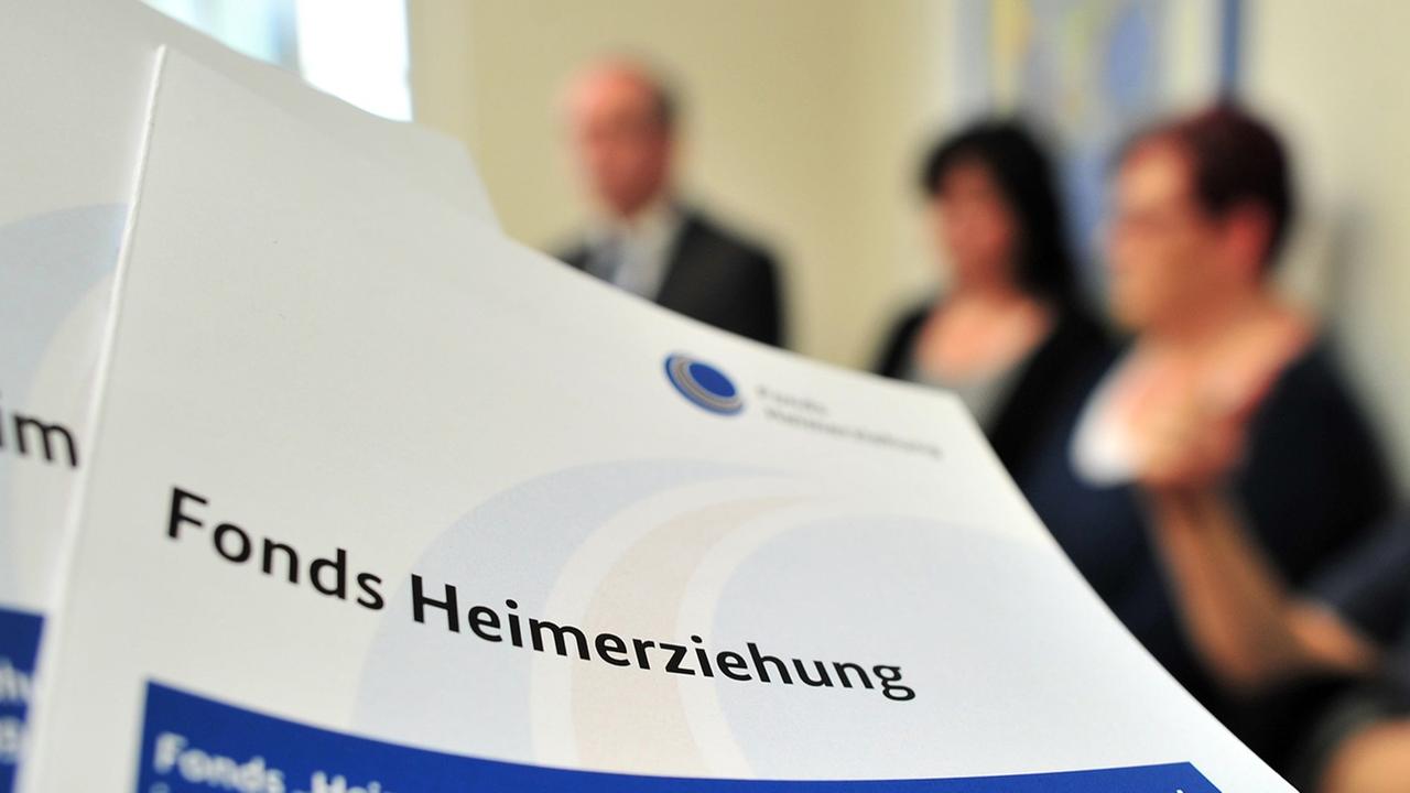 Prospekte zum «Fonds Heimerziehung» liegen am Montag (02.07.2012) in der neuen Anlauf- und Beratungsstelle für ehemalige DDR-Heimkinder in Leipzig aus. Betroffene können sich dort über therapeutische Behandlungen und Rentenersatzleistungen informieren, die aus dem Fonds Heimerziehung in der DDR gezahlt werden. Der Topf wird vom Bund und den Ost-Ländern mit 40 Millionen Euro gefüllt. Träger ist der Kommunale Sozialverband Prospekte zum «Fonds Heimerziehung» liegen am Montag (02.07.2012) in der neuen Anlauf- und Beratungsstelle für ehemalige DDR-Heimkinder in Leipzig aus. Betroffene können sich dort über therapeutische Behandlungen und Rentenersatzleistungen informieren, die aus dem Fonds Heimerziehung in der DDR gezahlt werden. Der Topf wird vom Bund und den Ost-Ländern mit 40 Millionen Euro gefüllt. Träger ist der Kommunale Sozialverband