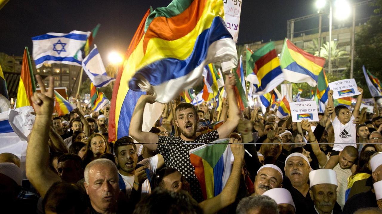 In der israelischen Stadt Tel Aviv haben zehntausende Menschen gegen das "Nationalitätsgesetz" demonstriert.