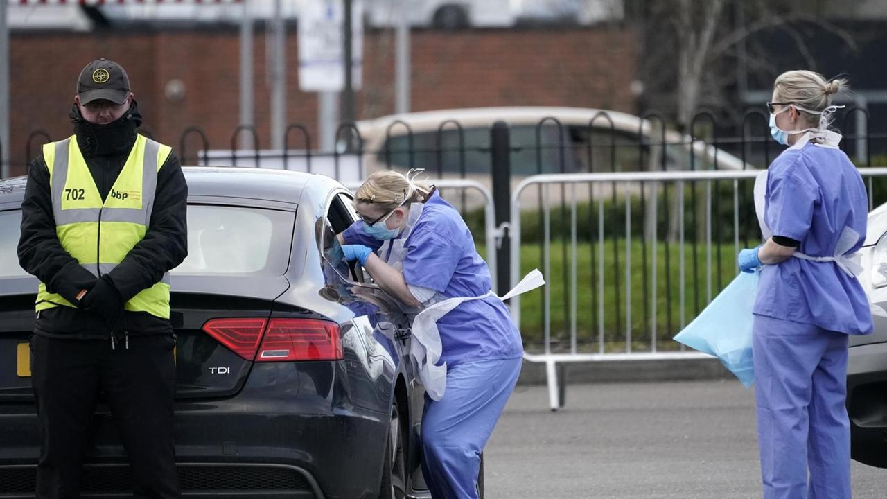 Das Foto zeigt ein Coronavirus-Testgelände, das auf einem Parkplatz in Wolverhampton, England, eingerichtet wurde, während ein Abstrich einer Person in einem KFZ durch Mitarbeiterinnen des Nationalen Gesundheitsdienstes (National Health Service) genommen wird. Das Foto zeigt ein Coronavirus-Testgelände, das auf einem Parkplatz in Wolverhampton, England, eingerichtet wurde, während ein Abstrich einer Person in einem KFZ durch Mitarbeiterinnen des Nationalen Gesundheitsdienstes (National Health Service) genommen wird.