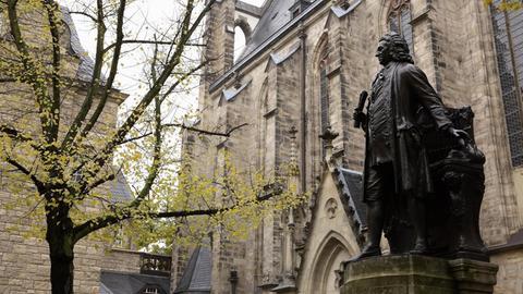 Blick auf die Bach-Statue vor der Thomaskirche, die seitlich fotografiert ist.