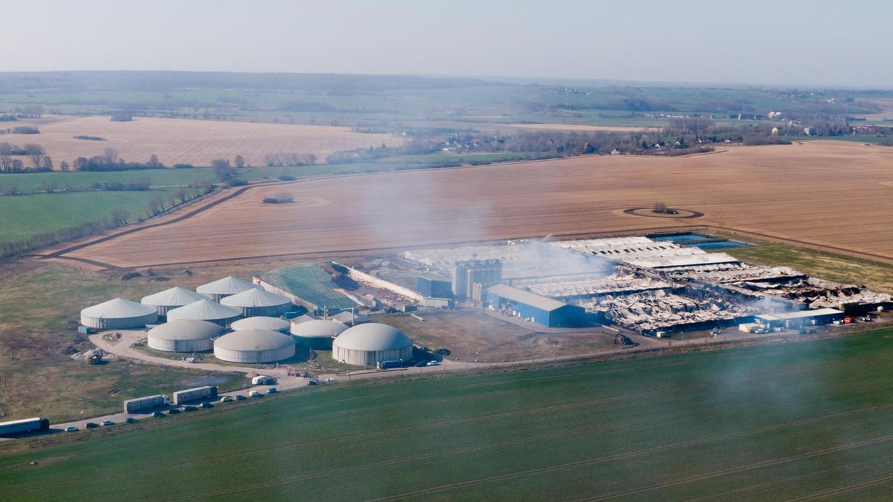Blick aus der Luft auf den Schweinemastbetrieb in Alt Tellin. Noch am Tag nach dem Großbrand steigt Qualm auf. Blick aus der Luft auf den Schweinemastbetrieb in Alt Tellin. Noch am Tag nach dem Großbrand steigt Qualm auf.