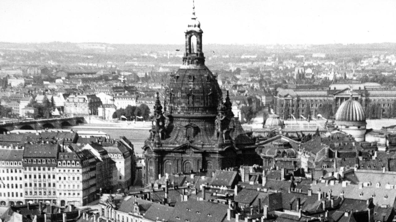 Blick auf den Stadtkern von Dresden mit der gewaltigen Kuppel des Doms, aufgenommen 1933. Blick auf den Stadtkern von Dresden mit der gewaltigen Kuppel des Doms, aufgenommen 1933.