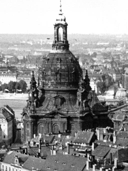 Blick auf den Stadtkern von Dresden mit der gewaltigen Kuppel des Doms, aufgenommen 1933.