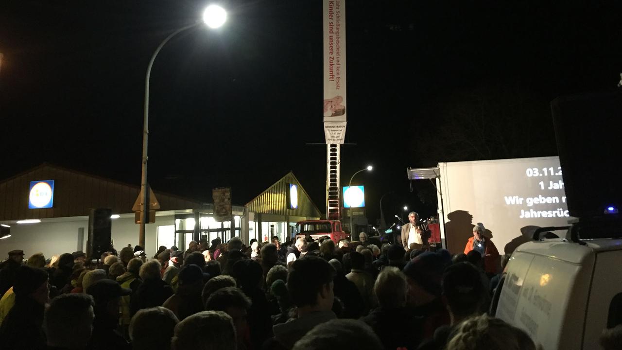 Der AfD-Wahlkreisabgeordnete Prof. Ralph Weber spricht vor zahlreichen Zuhörern auf einer Demonstration für das Krankenhaus in Wolgast auf Usedom. 