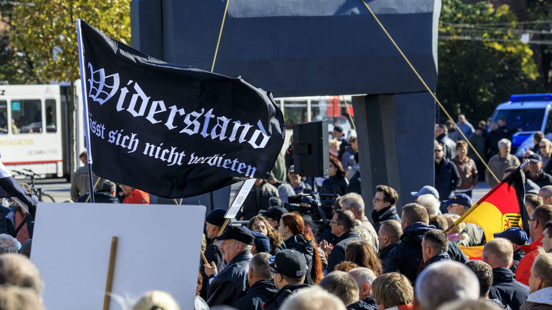 Eine Menschenmenge auf einer Anti-Asyl-Demonstration im Oktober 2018 in Cottbus. Eine Menschenmenge auf einer Anti-Asyl-Demonstration im Oktober 2018 in Cottbus.