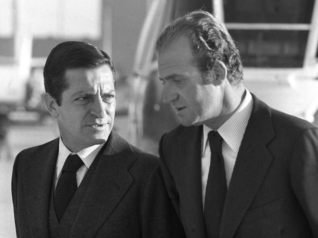 Adolfo Suarez (l.) am 17. November 1978 im Gespräch mit dem spanischen König Juan Carlos auf dem Flughafen von Madrid Adolfo Suarez (l.) am 17. November 1978 im Gespräch mit dem spanischen König Juan Carlos auf dem Flughafen von Madrid