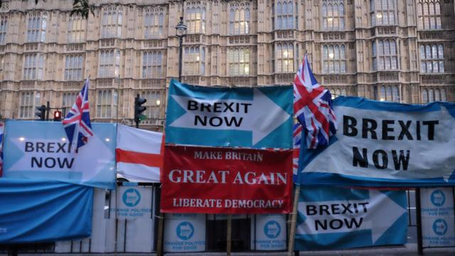 Plakate für den Brexit vor dem Parlamentsgebäude in Westminster