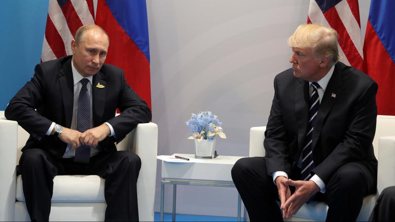 Russlands Präsident Wladimir Putin (L) und US-Präsident Donald Trump bei einem bilateralen Gespräch während des G20-Gipfels in Hamburg.