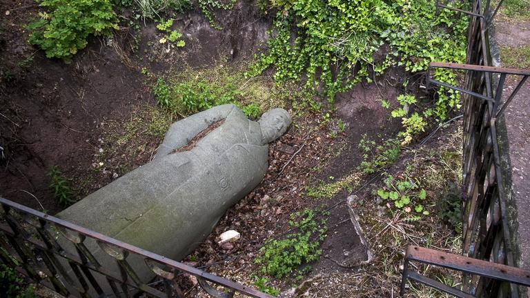 Liegt seit Jahren in einer Grube: Denkmal für Paul von Hindenburg Liegt seit Jahren in einer Grube: Denkmal für Paul von Hindenburg