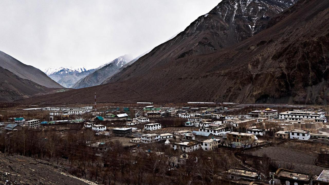 Das Dorf Tabo im indischen Himalaya. Die Grenze zu Tibet ist hier nur wenige Kilometer entfernt. Im Winter ist Tabo bis zu sechs Monate lang von der Außenwelt abgeschnitten. Das Dorf Tabo im indischen Himalaya. Die Grenze zu Tibet ist hier nur wenige Kilometer entfernt. Im Winter ist Tabo bis zu sechs Monate lang von der Außenwelt abgeschnitten.