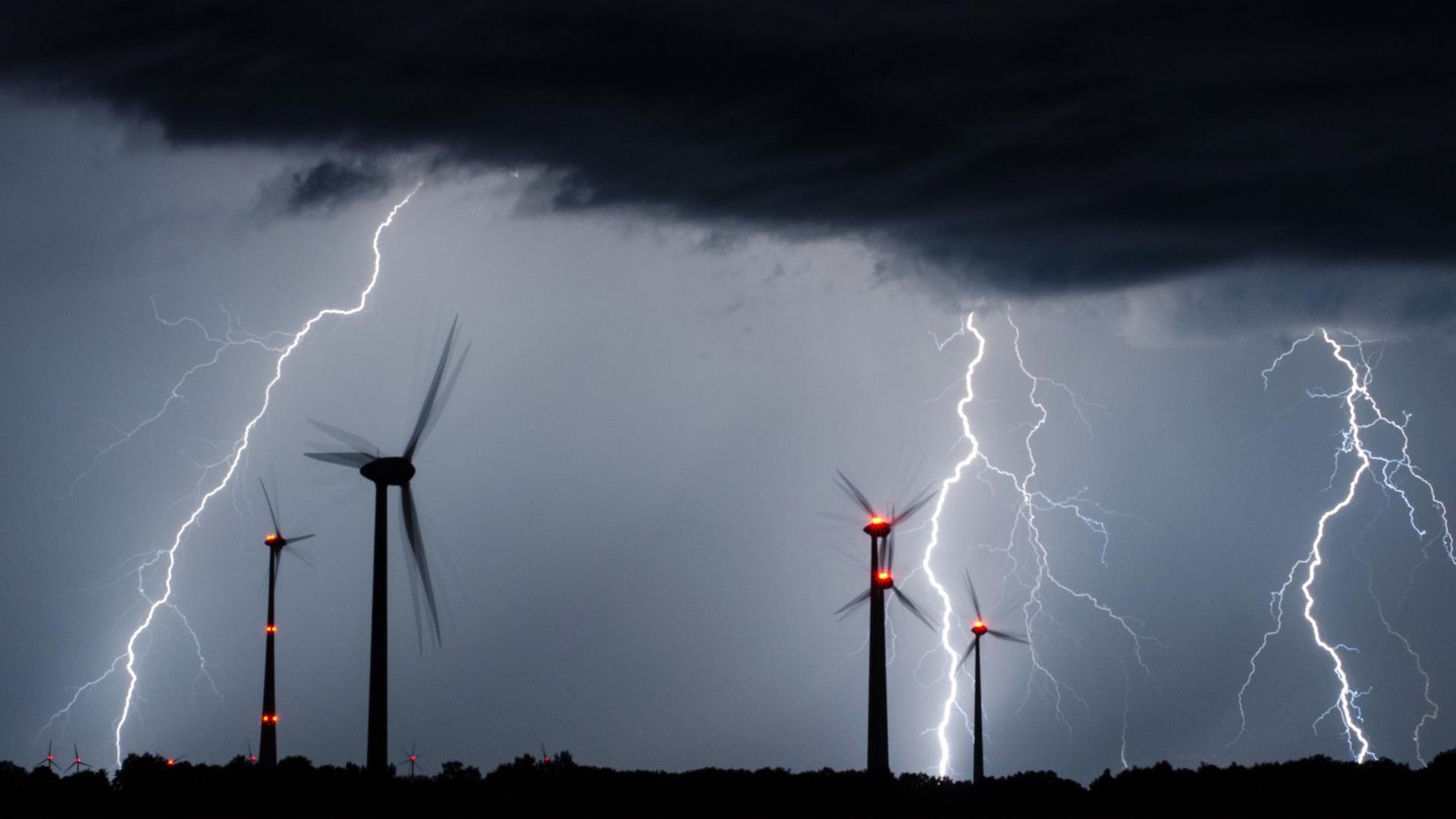 Blitze schlagen neben Windrädern ein Blitze schlagen neben Windrädern ein