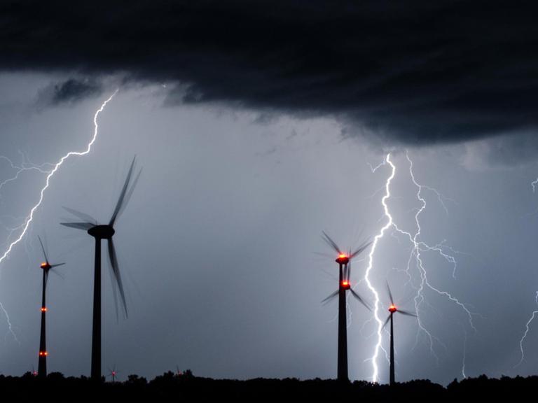Blitze schlagen neben Windrädern ein