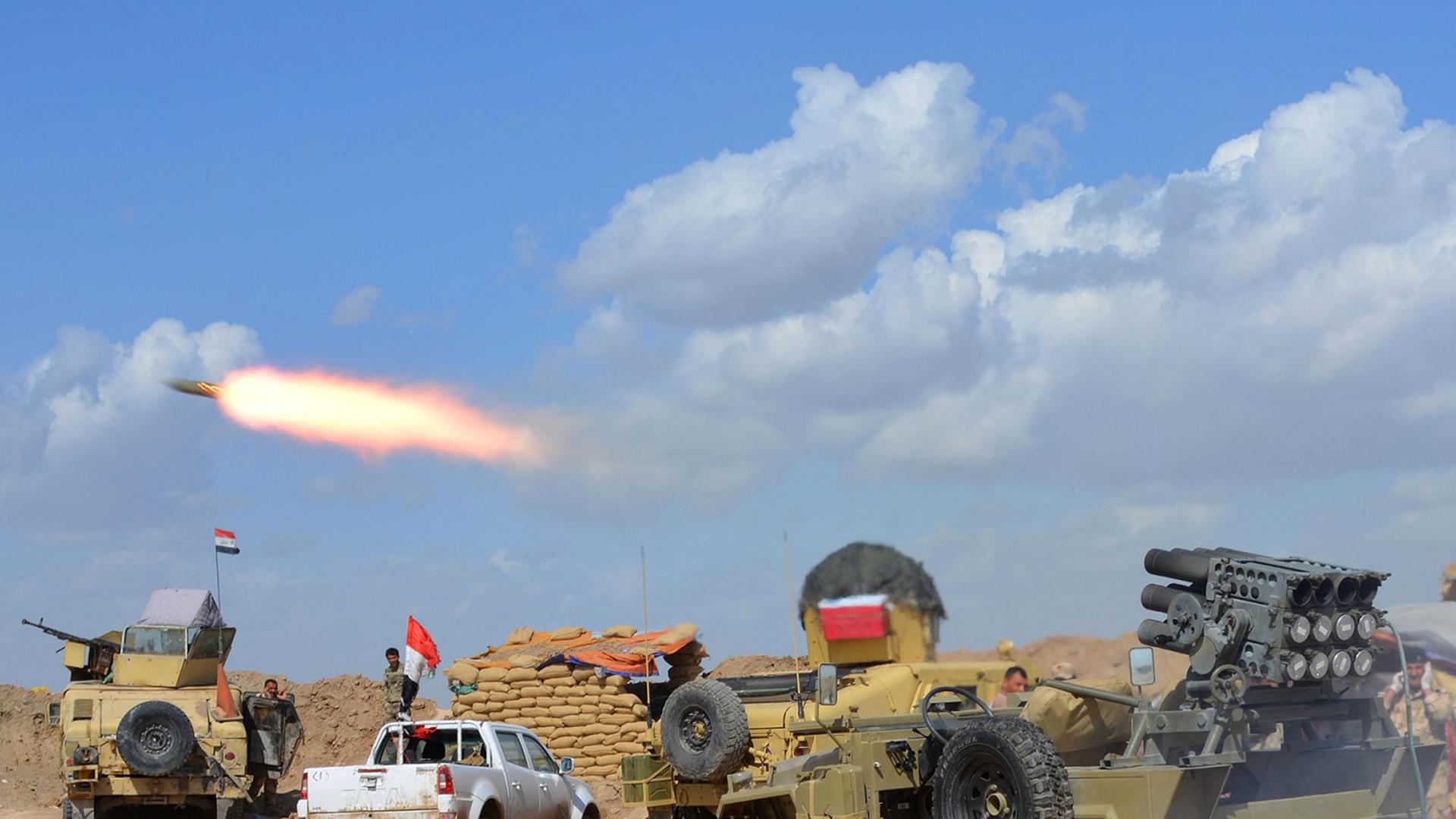 Das irakische Militär bei der Großoffensive gegen die Terrormiliz Islamischer Staat mit Militärfahrzeugen und Raketen. Das irakische Militär bei der Großoffensive gegen die Terrormiliz Islamischer Staat mit Militärfahrzeugen und Raketen.