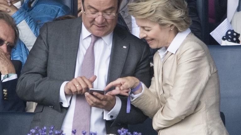 Der Ministerpräsident von Nordrhein-Westfalen, Armin Laschet, und die damalige Bundesverteidigungsministerin Ursula von der Leyen schauen auf ein Handy. Der Ministerpräsident von Nordrhein-Westfalen, Armin Laschet, und die damalige Bundesverteidigungsministerin Ursula von der Leyen schauen auf ein Handy.