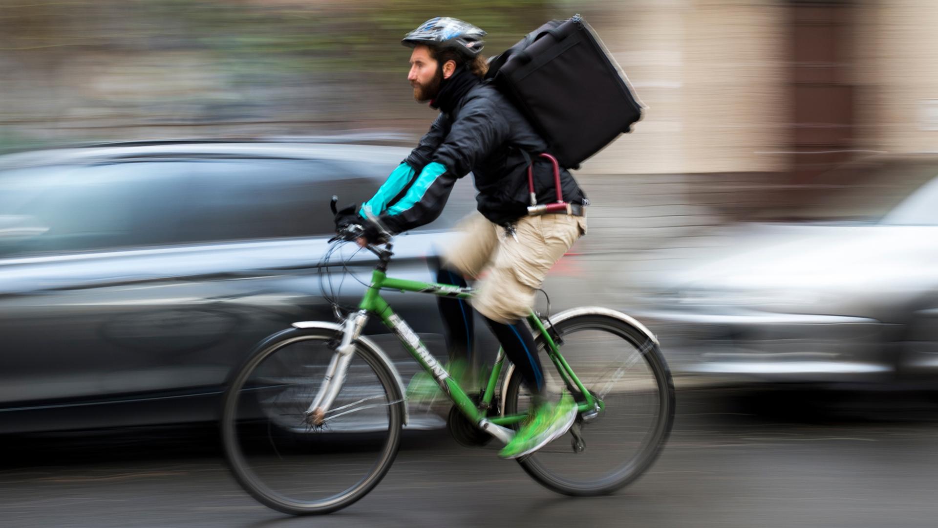 Ein Fahrradfahrer des Lieferdienstes "Deliveroo" Ein Fahrradfahrer des Lieferdienstes "Deliveroo"