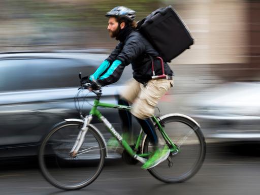 Ein Fahrradfahrer des Lieferdienstes "Deliveroo"